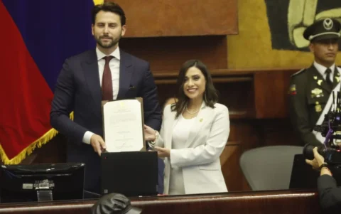 El presidente de la Asamblea, Niels Olsen, posesionó a Mercedes Caicedo.