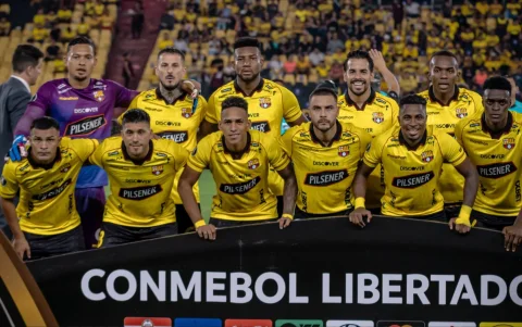 Jugadores de Barcelona previo al partido con la Universidad Católica.