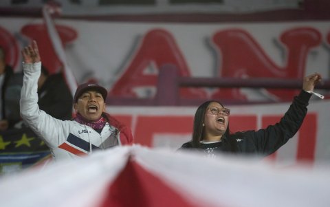 Dos seguidores de Liga de Quito alentaron desde las gradas del Estadio Ciudad de Lanús a los azucenas.
