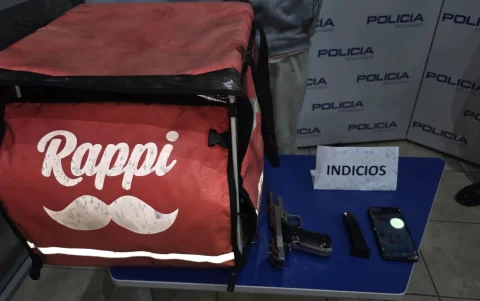 Entre las evidencias consta un arma de fuego y la mochila de delivery que usaba para cometer los asaltos.