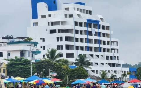 Hoteles, restaurantes y agencias de viaje aplicarán IVA reducido al 8% por cuatro días en Ecuador.
