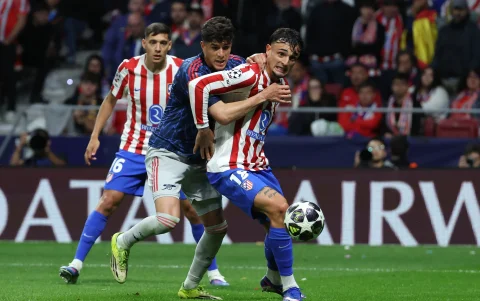 Piero Hincapié (i) en la marca en el partido entre Arsenal y Atlético de Madrid en semifinal de Champions League.