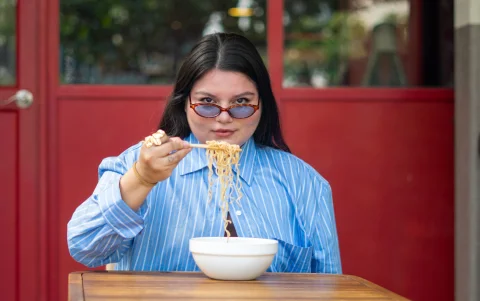 Sheyla tiene al ramen como su plato estrella en su local Retrofood.