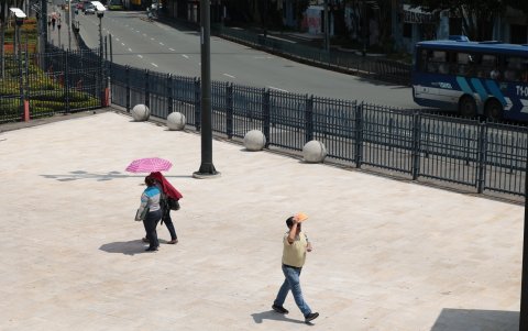 Protección. La falta de sombra en el espacio público eleva la temperatura y expone a la población a las enfermedades de la piel, ante los rayos ultravioleta.