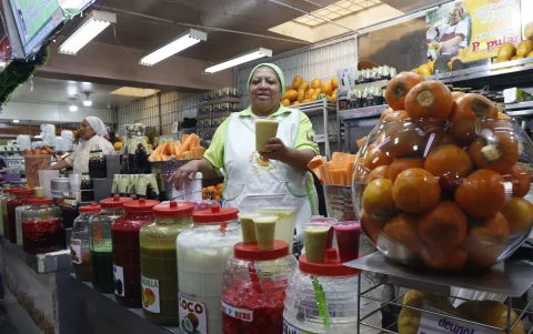 Quito implementa horarios especiales en mercados municipales por toque de queda y seguridad.
