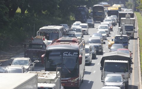 Congestión. Los atolladeros en la vía a la costa son constantes y se agravan por accidentes de tránsito. Es un problema que no tiene señales de solución.