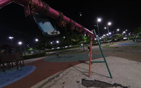 Así se encuentra uno de los juegos infantiles cerca de las canchas de fútbol.