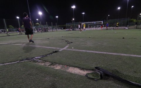 El desgaste es evidente en las canchas de fútbol.
