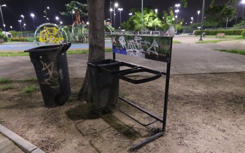 Estado de algunos tachos de basura en el Parque Samanes.