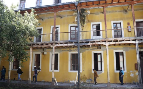 Deterioro. La fachada del Hospital San Lázaro muestra humedad persistente, que ha deteriorado su imagen patrimonial con el tiempo.