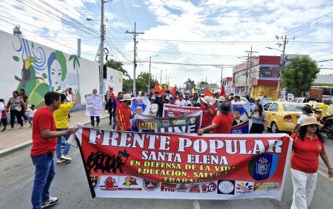 La marcha que se cumplió en el cantón La Libertad agrupó a los intengrantes de diferentes gremios sociales