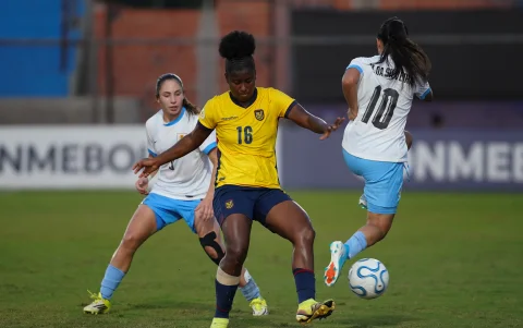 La defensa Esther Carabalí de Ecuador ante Uruguay.