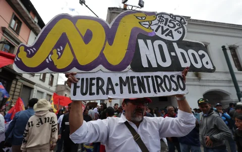 Protesta toma fuerza en Quito. Un ciudadano se manifiesta en contra del presidente Daniel Noboa.