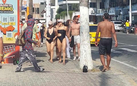 El malecón de Salinas en horas del medioidía de este viernes lució copado de turistas