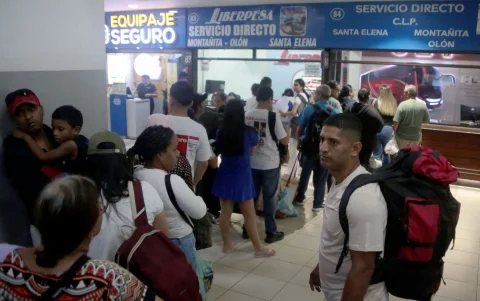 Movilidad. El terminal terrestre principal de Guayaquil abrirá a las 06:00, al igual que los terminales satélites.