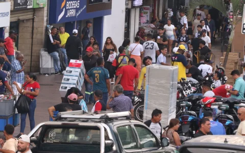 El movimiento comercial es intenso en la Bahía de Guayaquil, que tiene variedad de productos para los visitantes.
