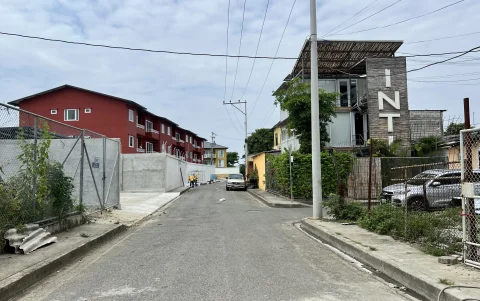 La urbanización se encuentra al lado izquierdo del recinto Buijo Histórico; también colindan con un supermercado y una construcción de un edificio de oficinas.