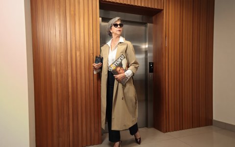 La clave es elegir una prenda focal en el todo el look, en este caso la gabardina.