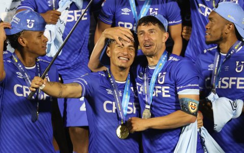 Facundo Martínez (tercero desde la izquierda) cumplió el año pasado su gran sueño de ser campeón con Universidad Católica.