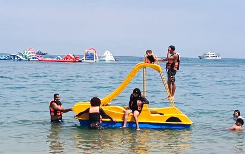 Las familias se divirtieron a lo grande en el mar durante el tercer día del feriado