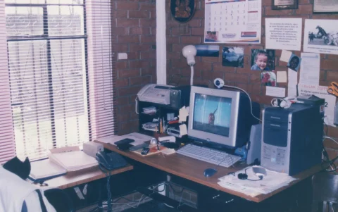 Un escritorio de los años 90 refleja una época en la que la tecnología exigía tiempo, espera y paciencia en cada proceso digital.