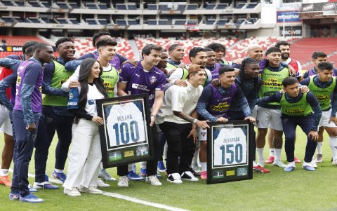 Previo al encuentro ante Guayaquil City, José Villamil y Alexander Alvarado fueron homenajeados por Liga de Quito, tras alcanzar 100 y 150 partidos, respectivamente, defendiendo la camiseta alba.
