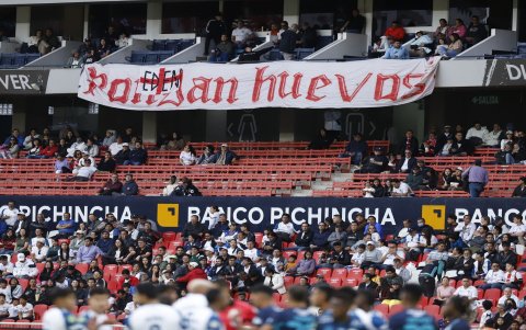Desde las gradas del estadio Rodrigo Paz Delgado, la hinchada de Liga de Quito expresó su malestar con pancartas de gran tamaño, exigiendo un mejor rendimiento del equipo albo durante la temporada.