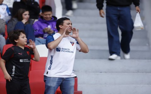 La hinchada alba manifestó su molestia en las gradas del Rodrigo Paz Delgado, apuntando al técnico Tiago Nunes como responsable del bajo rendimiento del equipo en la temporada.