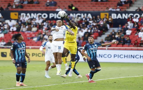 El duelo entre las figuras del partido, Deyverson y Gilmar Napa, evidenció la intensidad y el compromiso de ambos equipos por quedarse con la victoria en el encuentro disputado en Quito.