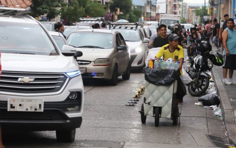 Algunos conductores de motos invadieron el tramo de ciclovía en la avenida 10 de Agosto, en las inmediaciones del Mercado Central.