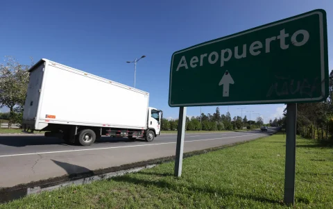 Situación. Pasajeros denuncian inseguridad en accesos al aeropuerto de Tababela, donde delincuentes aprovechan para interceptar a los vehículos.
