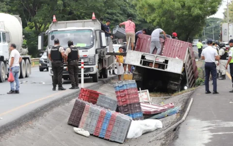 El camión terminó en la mitad del carril de vía a la costa.