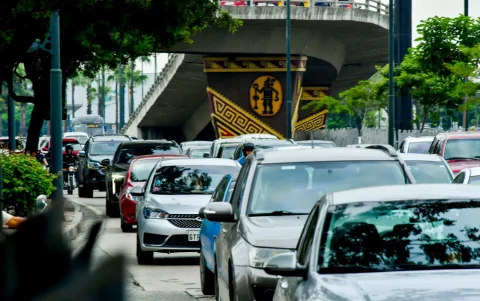 En Guayaquil, el inicio de clases obliga a muchos padres a movilizar a sus hijos este lunes 3 de mayo, ante retrasos en los expresos que no alcanzarán a cubrir los horarios.