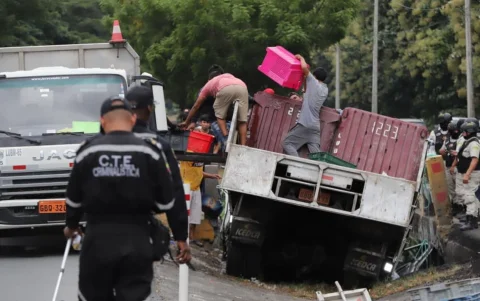 El cargamento de camarón fue trasladado a otro camión.
