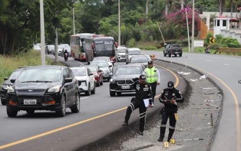 Agentes de la Comisión de Tránsito del Ecuador (CTE) investigaron las causas del incidente vial.