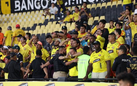 Hinchas de Barcelona SC demostraron su descontento por los malos resultados del equipo.