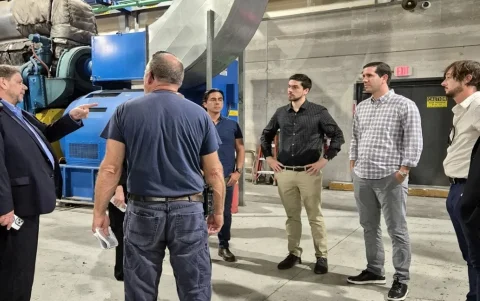 16 de mayo 2024: el ministro Roberto Luque visitó las instalaciones de Progen, en EE.UU., lo acompañó su asesor Peter Dreher Pozo (centro) y Fabián Calero, gerente de Celec.