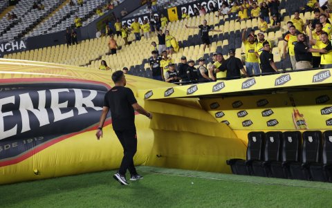 Hinchas Barcelona SC reclamaron a César Farías por los malos resultados.