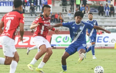 Luis Fragozo (d.) disputa el balón contra dos jugadores de Leones FC.