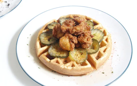 El menú también incluye otros platos como waffle de pollo.