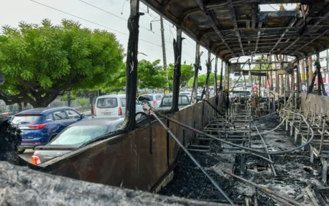Interior del bus de la línea 85 consumido por las llamas en la avenida Francisco de Orellana, norte de Guayaquil.