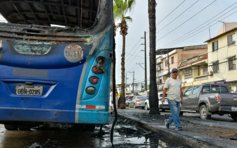 Parte trasera del bus de la línea 85 calcinada tras el incendio en la avenida Francisco de Orellana, norte de Guayaquil.