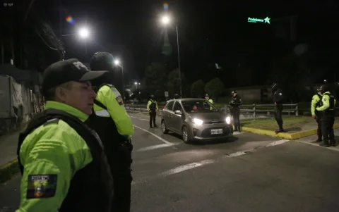 Policías y militares se desplegaron en puntos estratégicos de Quito durante el toque de queda.