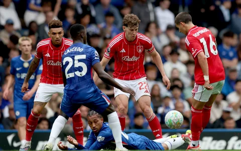Moisés Caicedo (i) jugó todo el partido en la derrota de Chelsea ante Nottingham Forest.
