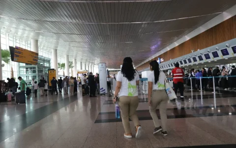 Pasajeros podrán movilizarse a aeropuertos durante el toque de queda con boarding pass.