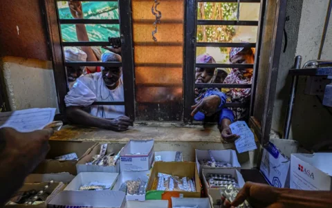 Fotografía, tomada el 18 de abril de 2026, muestra a personas sudanesas recibiendo medicamentos gratuitos proporcionados por voluntarios en el Hospital Educativo Al-Nao de Omdurman.