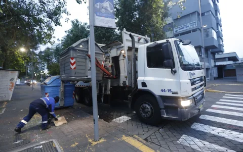 Trabajadores municipales mantienen el servicio de recolección de basura durante el toque de queda en el Distrito Metropolitano.