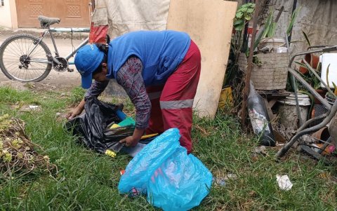 Muchos de los recicladores sufren cortaduras mientras recogen el material que es mal separado por la ciudadanía.