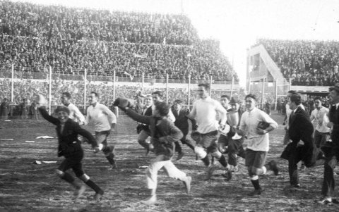 Jugadores e hinchas de la selección de Uruguay cuando el equipo ganó el primer Mundial en 1930 tras vencer en la final a 4-2 a Argentina.