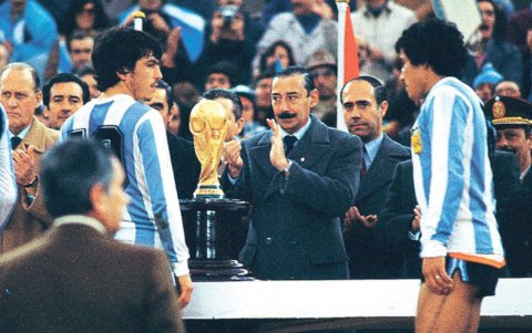 Argentina, amenazada por la dictadura militar, venció a Países Bajos 3-1 en tiempo extra para llevarse el trofeo 1978.